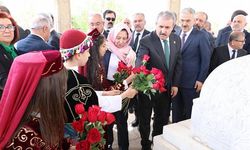 Yunus Emre, kabri başında anıldı