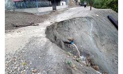 Adana'da yağış sonrası heyelan; mahalle yolu kapandı 
