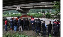 Düzce'de iş makinesi operatörü, sel sularına kapıldı