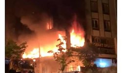Esenyurtta ev tekstil ürünleri satan mağaza alev alev yandı