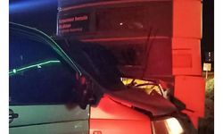 Minibüs akaryakıt istasyonun fiyat panosuna çarptı: 2 ölü, 1 ağır yaralı