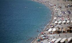 Okullar kapandı, gençler Antalya sahillerini doldurdu