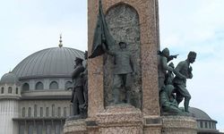 Taksim Cumhuriyet Anıtı'ndaki sancak direği yine kırıldı