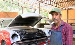 1955 model klasik otomobile ahırda restore
