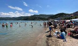 Amasra'da plajda şemsiye açacak yer kalmadı