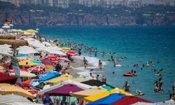 Antalya'da tesisler ve sahiller dolu
