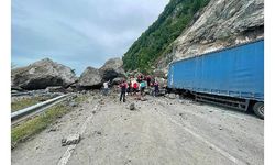 Artvin’de heyelan; kayaların altında kalan TIR'ın şoförü öldü