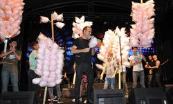 Haluk Levent hayranlarına pamuk şeker dağıttı