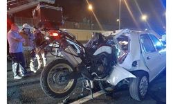 Motosiklet, güvenlik şeridindeki otomobile ok gibi saplandı, 3'ü ağır 5 yaralı