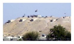 PKK/YPG’li teröristler Ayn El Arap'a rejim bayrağı astı