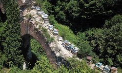 Tarihi su kemerini tahrip edip, üzerine kovanları koydular