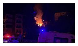 Üsküdar’da iki katlı gecekondu alev alev yandı
