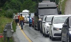 Uzungöl'e akın; kilometrelerce araç kuyruğu oluştu
