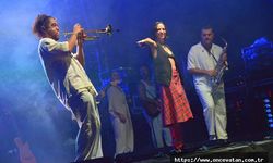 ZEYNEP BASTIK’TAN NEFES KESEN KONSER