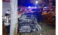 ESENLER'DE OTOMOBİL AĞAÇLIK ALANA UÇTU; 5 ÖLÜ, 1 YARALI