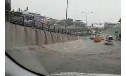İzmir'de sağanak; dere taştı, yollar göle döndü 