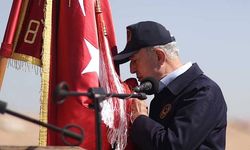 Bakan Akar, 8'nci Hudut Alay Komutanlığı'nda sancak teslim etti