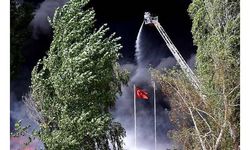 Canları pahasına bayrağı yanmaktan kurtardılar