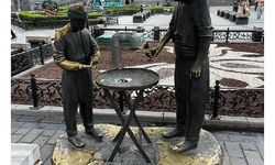 Eminönü'nde simitçi heykeli'ndeki simitleri çaldılar