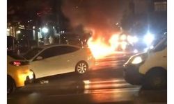 Gaziosmanpaşa ve Sultangazi'de 2 otomobil alev alev yandı
