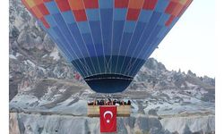 Kapadokya'da balonlar, Türk bayrağı ve Atatürk posterleri ile havalandı