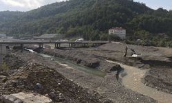 Kastamonu'da taşan Ezine Çayı kenarında okul projesine tepki