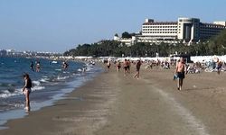 Antalya'da turistler kasım ayının ortasında denize giriyor