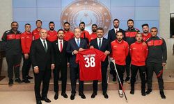 Bakan Akar, Ampute Futbol Milli Takımı'nı kabul etti