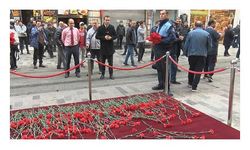 İstiklal Caddesi'nde patlamada ölenlerin anısına karanfil bırakıldı 