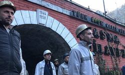 Maden işçilerinden Atatürk için ocak girişinde saygı duruşu