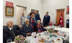 Meral Akşener huzurevinde öğretmenleri ziyaret etti