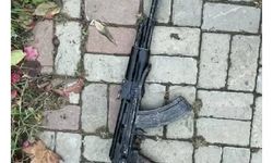 Suç örgütü üyelerine operasyonda Kalaşnikof tüfekler ele geçirildi