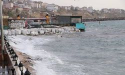 Tekirdağ'da lodos; balıkçılar avlanamadı, gemiler demirlendi