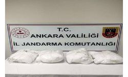 Jandarmayı görünce 20 milyon liralık eroini araçtan atarak kaçtılar