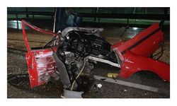 Kazada ikiye bölünen otomobilin sürücüsü hayatını kaybetti