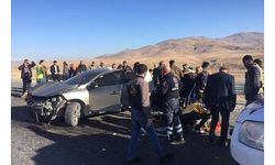 Van'da otomobiller kafa kafaya çarpıştı: 1 ölü, 2'si ağır 6 yaralı