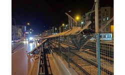 Bursa'da etkili olan lodos nedeniyle uçan çatı metro güzergahına düştü