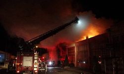 Çorum Sanayi Sitesi'ndeki iş yeri yangını 4 saatte söndürüldü