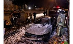 Fatih'te park halindeyken yanan otomobil kullanılamaz hale geldi