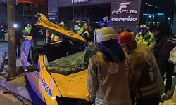 Kadıköy'de devrilen ticari taksideki 4 kişi yaralandı