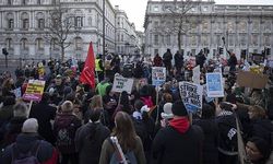 Londra’da yüzlerce kişi hükümetin sağlık politikasını protesto etti