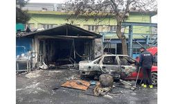 Zeytinburnu'nda yanan otomobilden iş yerine sıçrayan yangın söndürüldü
