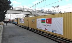 Azerbaycan'dan insani yardım malzemeleri taşıyan tren Türkiye'ye yola çıktı