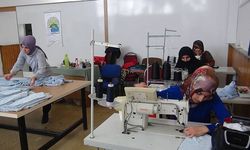 Bitlis'te kadınlar depremzedeler için battaniye, atkı ve bere üretiyor
