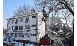 Depremde ağır hasara uğrayan Elbistan Belediyesi binasının yıkımına başlandı