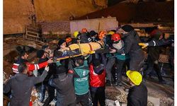Diyarbakır'da yıkılan binanın enkazından 21 saat sonra 1 kadın kurtarıldı