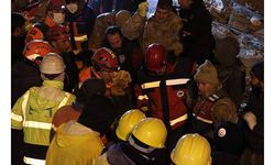 Diyarbakır'da yıkılan binanın enkazından 72 saat sonra bir kadın sağ çıkarıldı