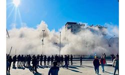 Diyarbakır'da yıkımına başlanan 9 katlı bina çöktü 