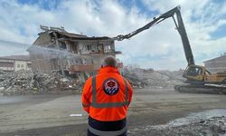 Elbistan'da depremlerde ağır hasar gören binaların yıkımına başlandı