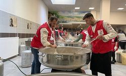 Gönüllü şefler Kızılayın deprem bölgesindeki aşevlerinde milyonlarca kap yemek pişirdi